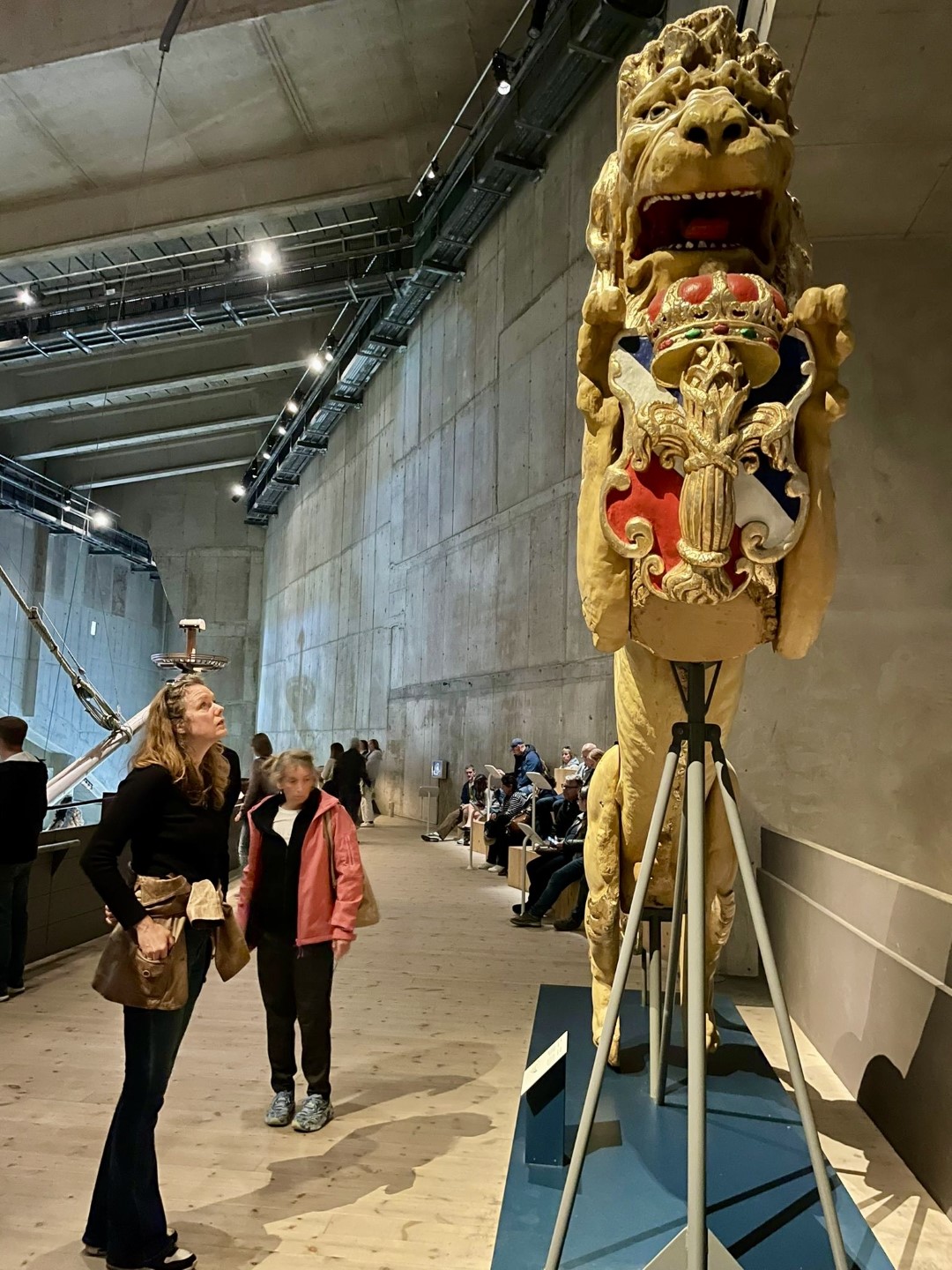 Maaike kijkt naar boegbeeld.jpeg